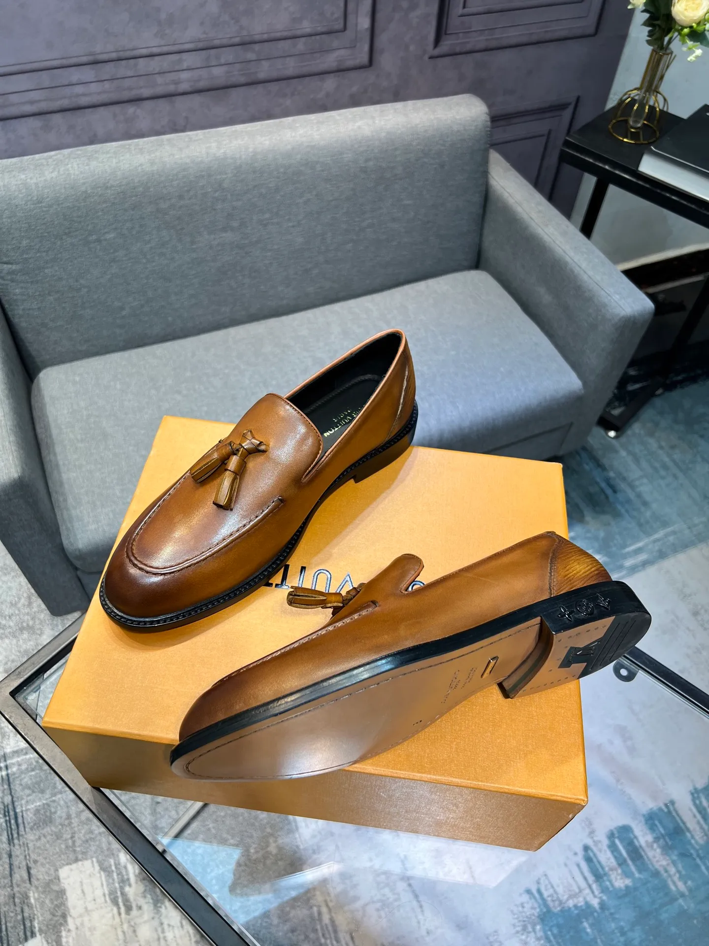Men's shoes 💰1020 LV top luxury brand, high-quality men's business formal leather shoes, imported genuine leather soles! Customized imported leather, the first layer of open-edge beaded lacquered cowhide, the texture is incomparable, the imported cowhide lining, high-end high-end shoes, don't miss it! size:39-44 (Male 38 45 46 customized)